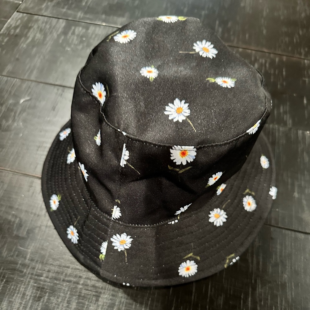 Alice + Olivia black daisy bucket hat reversable to plain white
